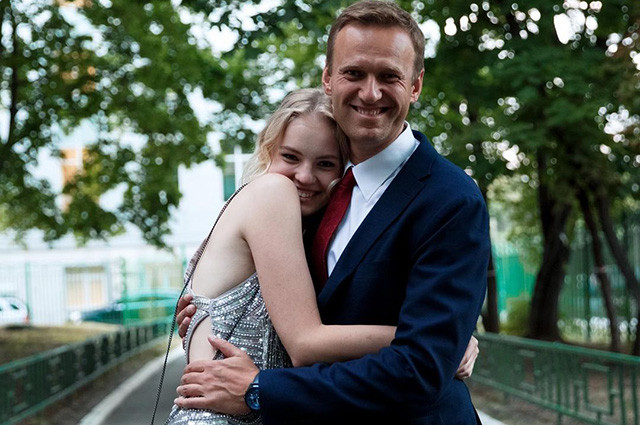 Дочь Алексея Навального Даша получила за него премию мужества в Женеве