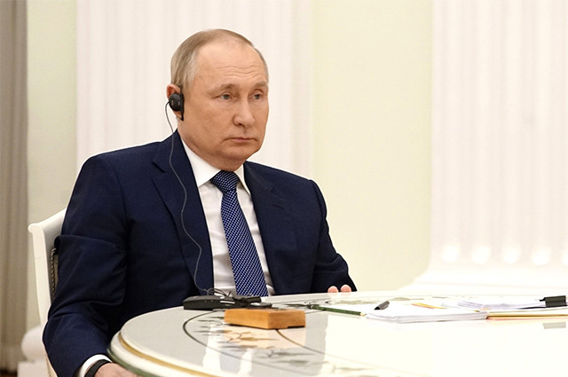 В сети обсуждают переговоры Путина и Макрона: обед с осетриной, фраза "терпи, красавица" и мемы