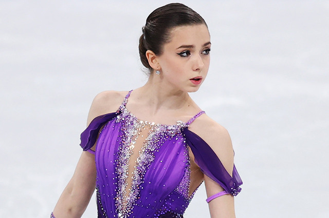 Камила Валиева лидирует после короткой программы на Олимпиаде. На втором месте — Анна Щербакова