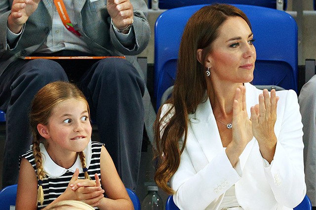 Принц Уильям и Кейт Миддлтон с дочерью посетили Игры Содружества. Принцесса Шарлотта впервые вышла в свет без братьев