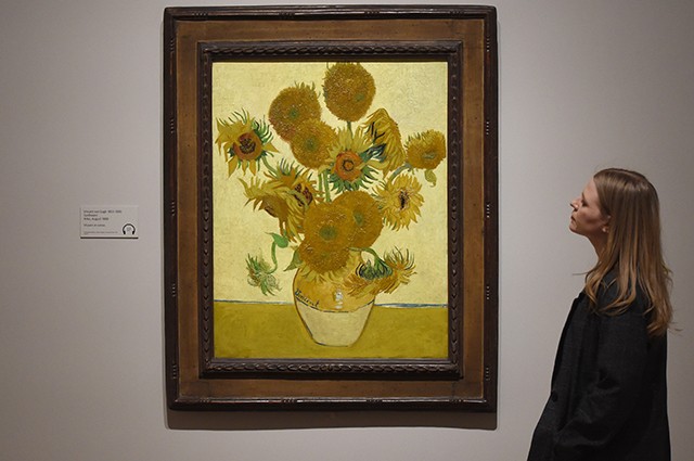 Экоактивисты облили супом картину Ван Гога "Подсолнухи" в Национальной галерее Лондона: "Что ценнее — искусство или жизнь?"