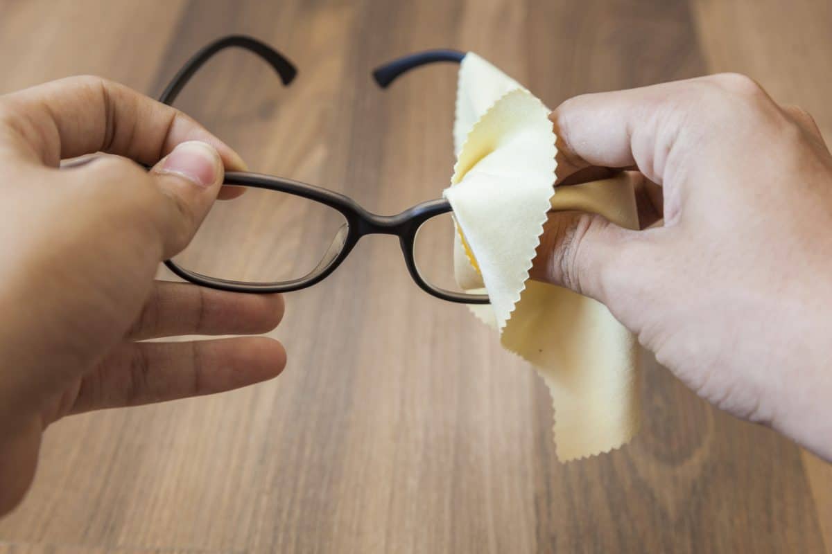 Как правильно ухаживать за очками? Как почистить очки?
