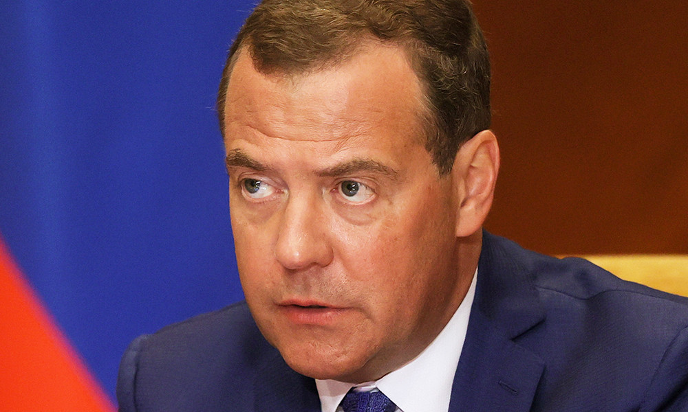 Медведев сравнил санкции Украины против Медведчука с решениями троек НКВД в годы террора