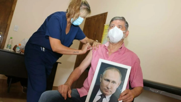Мэр аргентинского города объяснил вакцинацию с портретом Путина в руках