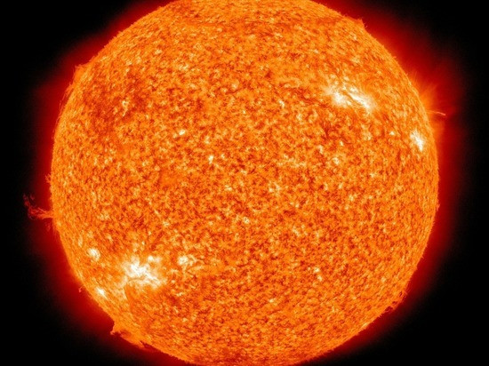Россиянам назвали опасности летящего к Земле гигантского облака солнечной плазмы