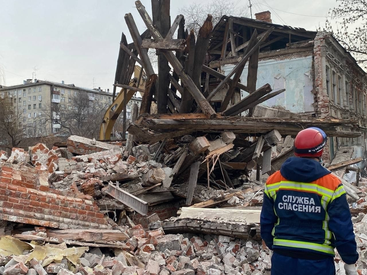 Расселенный дом рухнул в Саратове, есть пострадавший