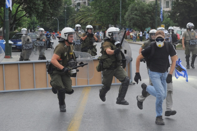 Акции протеста против вакцинации в Греции переросли в беспорядки