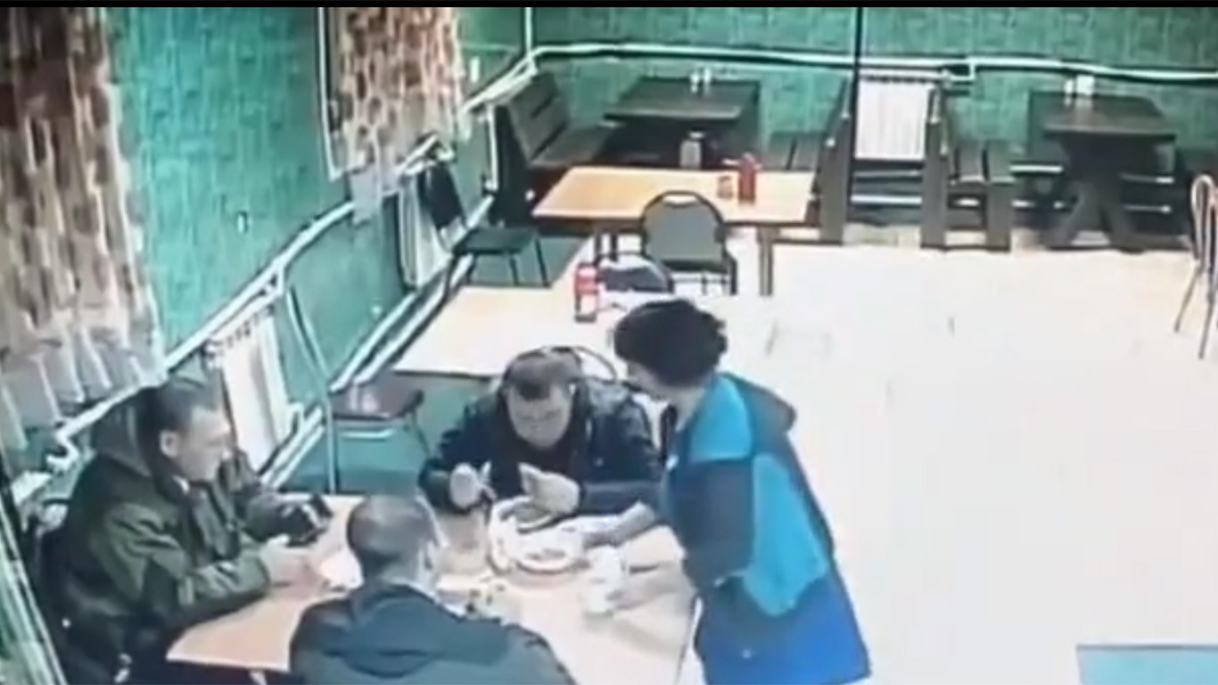 Грузовик снес стену кафе под Воронежем и едва не задавил посетителей