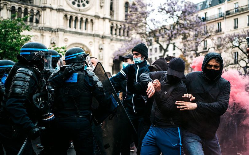 Газ и водометы: в Европе протестующие подрались с полицией во время первомайских шествий