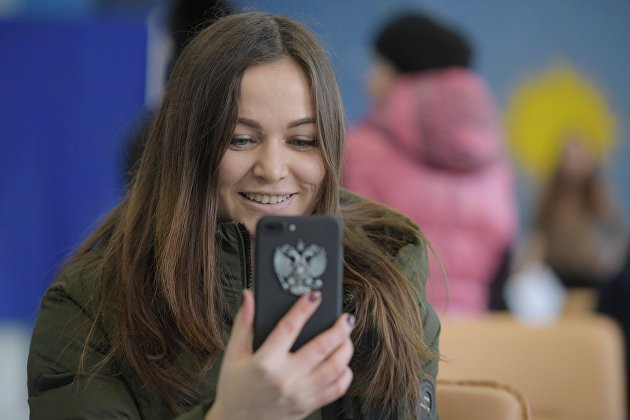 В смартфонах скоро появятся «шпионские» селфи-камеры
