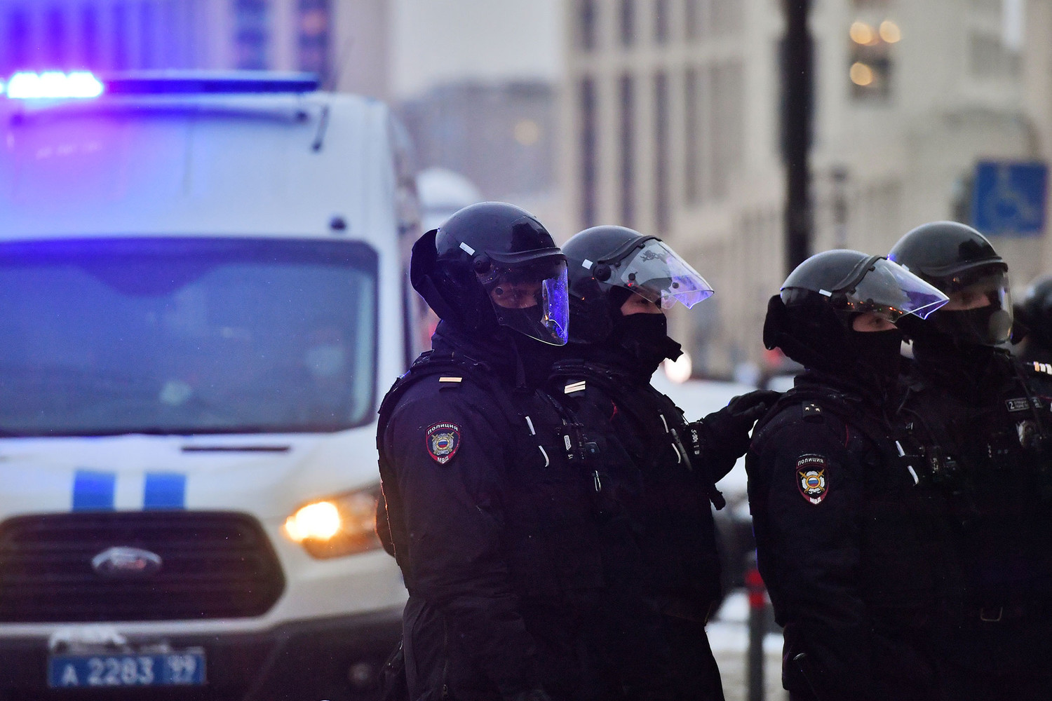 Вскрывать машины и проникать в квартиры: что разрешили полицейским