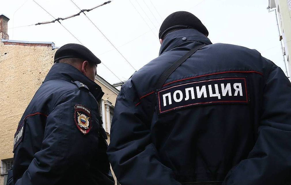 Россиянин выстрелил несколько раз из пистолета в жену и сына