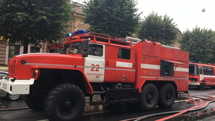 В жилом доме в Петербурге произошёл пожар на трёх этажах