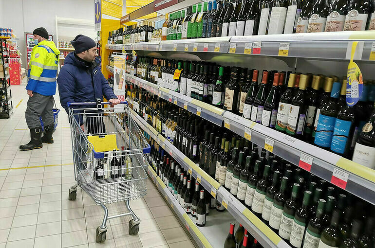 За продажу крепкого алкоголя в пластике будут штрафовать