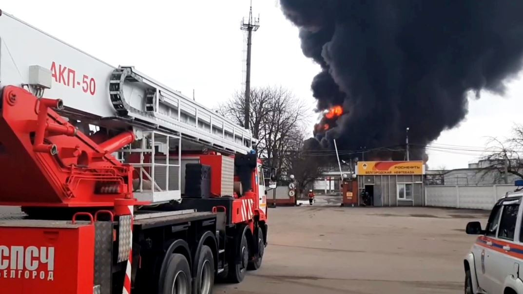 Вертолеты ВСУ обстреляли нефтебазу в Белгороде