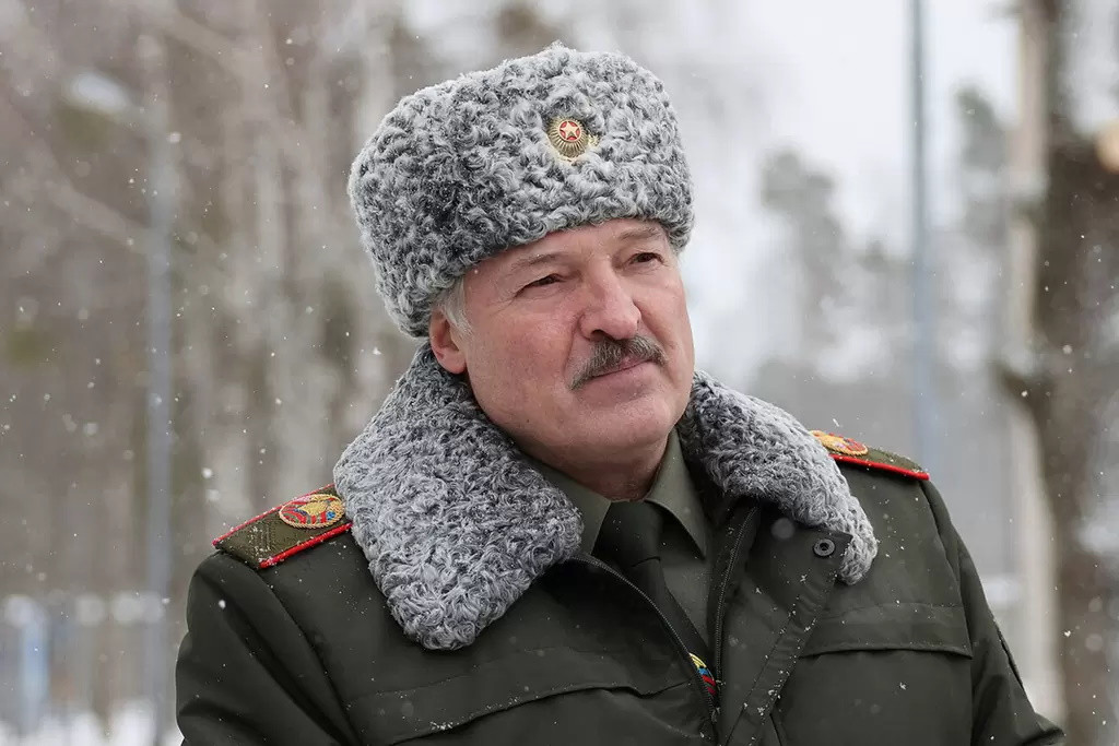 Появление Лукашенко в военной форме сочли сигналом России и Украине