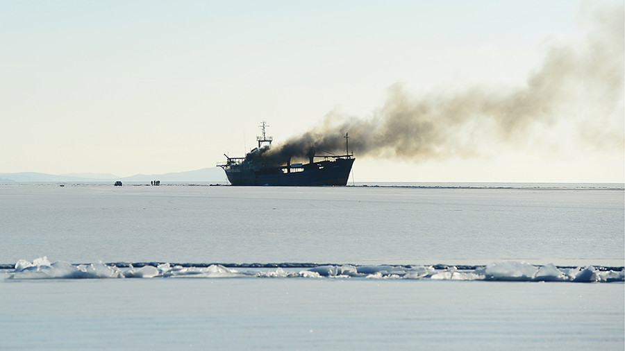 В Японском море загорелось судно с 30 рыбаками