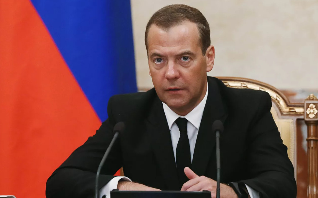«Следите за речью»: Медведев ответил на угрозу министра Франции