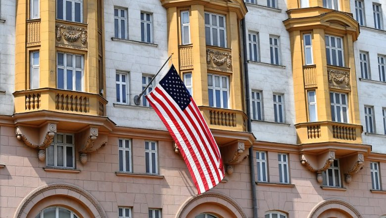 «Не очень-то и хотелось. Вон из России!» — США прекращают выдачу виз в РФ