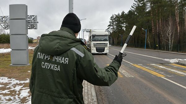 На границе Белоруссии с ЕС застряли сотни фур