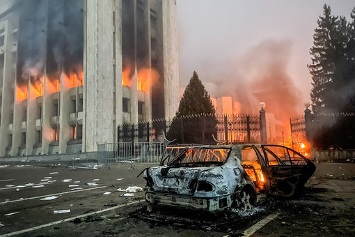 Военные на БТР и бронемашинах взяли в кольцо погромщиков в центре Алма-Аты