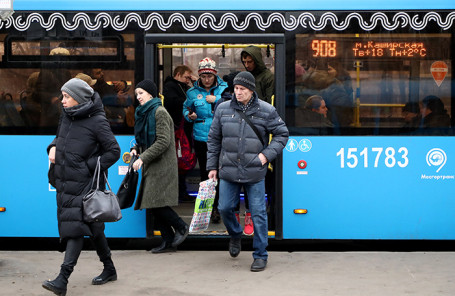 Половине россиян приходится работать в выходные дни