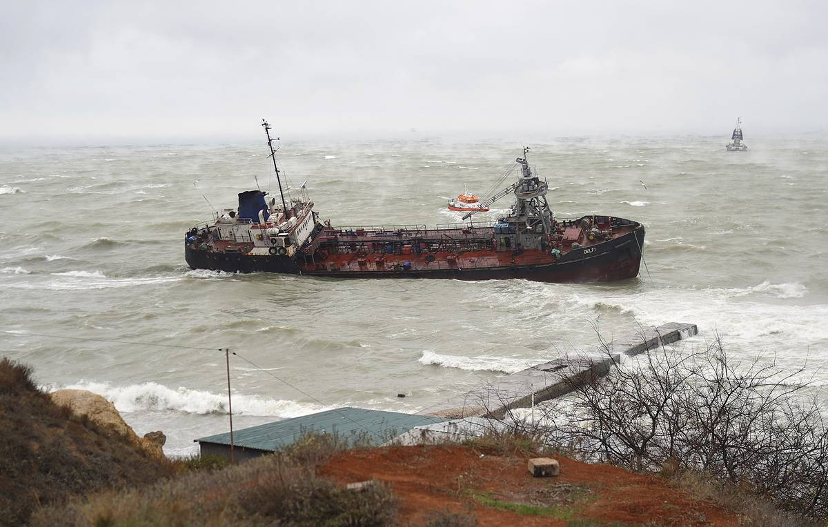 Российский экипаж танкера терпит бедствие в Черном море
