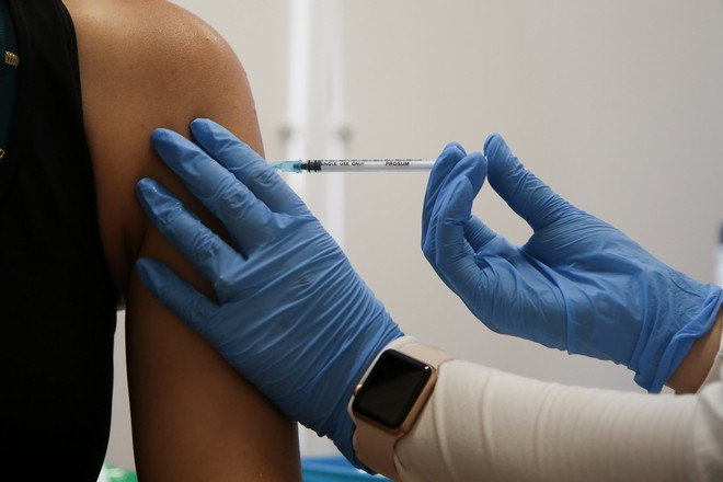 Гендиректор Pfizer захотел сделать прививку от коронавируса ежегодной