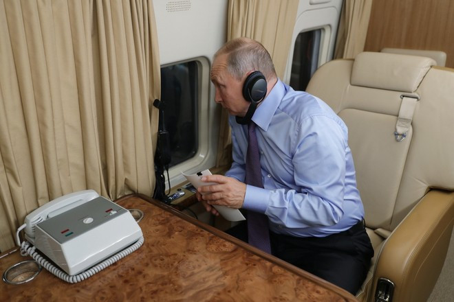 СМИ показали Путина за работой на высоте 11 километров