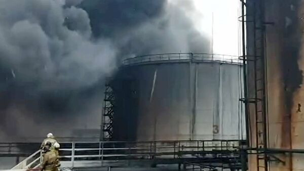 Украинские беспилотники взорвали нефтебазу в Донецке