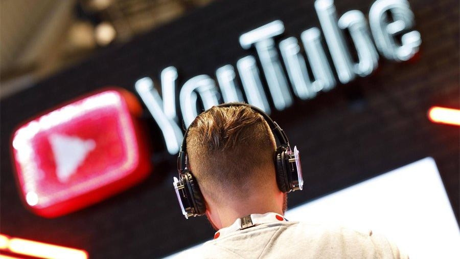 Роскомнадзор пригрозил санкциями YouTube и Facebook