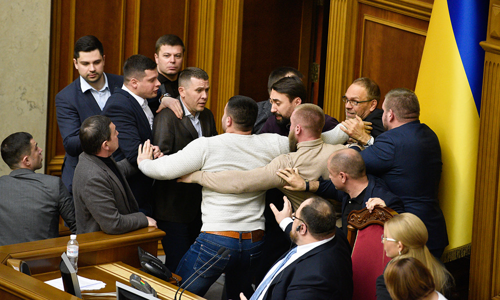 Депутаты от партий Зеленского и Тимошенко подрались в зале Рады