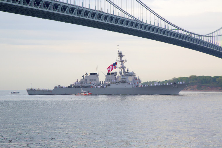 Вице-адмирал РФ призвал проучить эсминец США в Черном море. «В наглую влезли в территориальные воды»