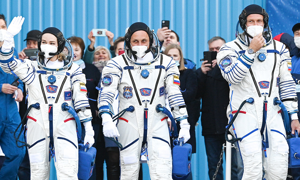 Первый в мире киноэкипаж улетел в космос