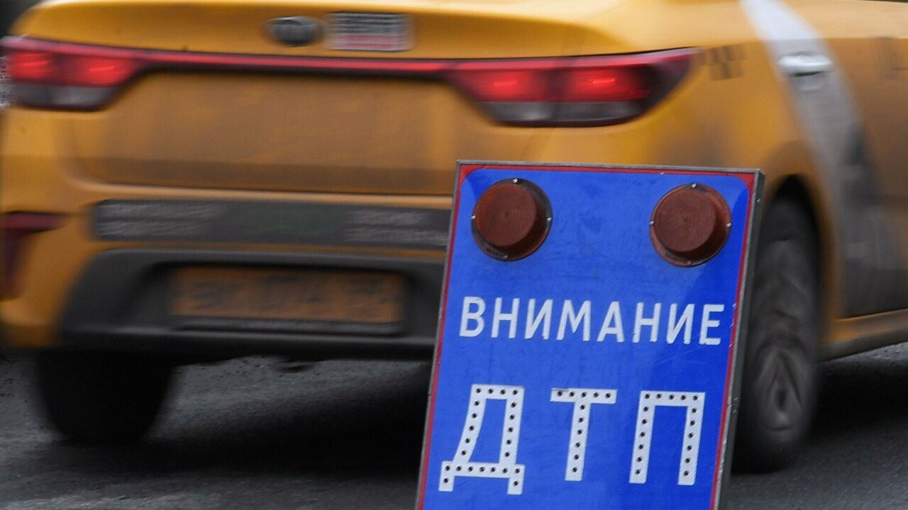 В Петербурге автомобиль снес пятерых пешеходов: видео