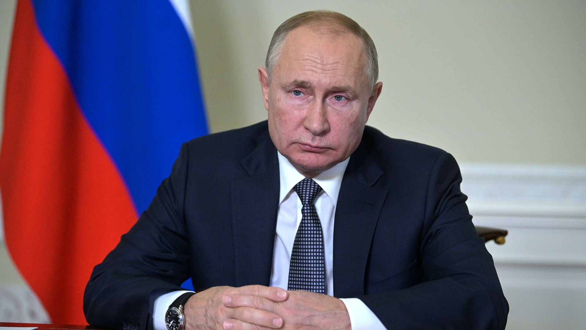 Путин поручил представить комплекс мер по сдерживанию цен на продукты