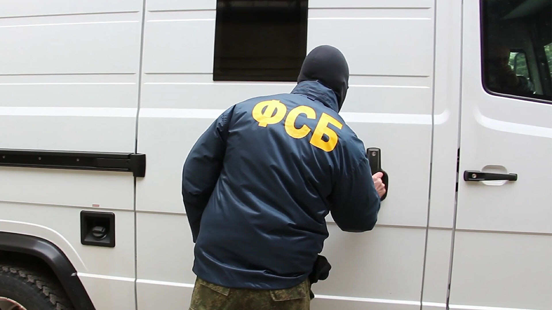 «Ъ»: у экс-офицера ФСБ и его жены нашли 385 счетов за рубежом и в России