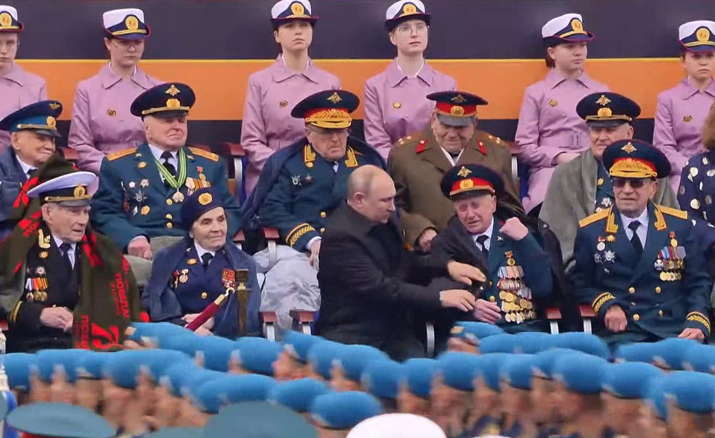 Путин помог смущенному ветерану надеть куртку
