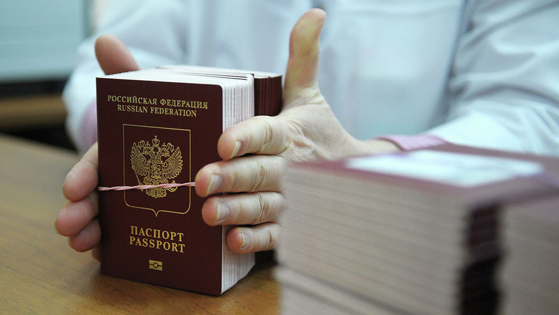 У части россиян будут изымать загранпаспорта