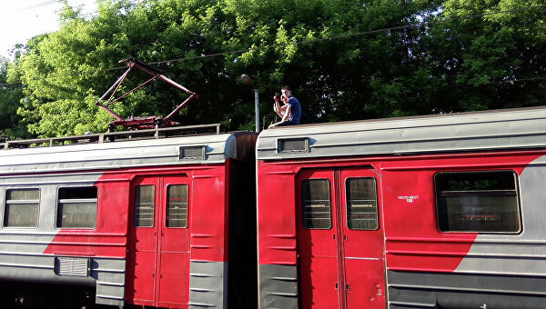 В Москве от удара током на крыше электрички погиб мужчина