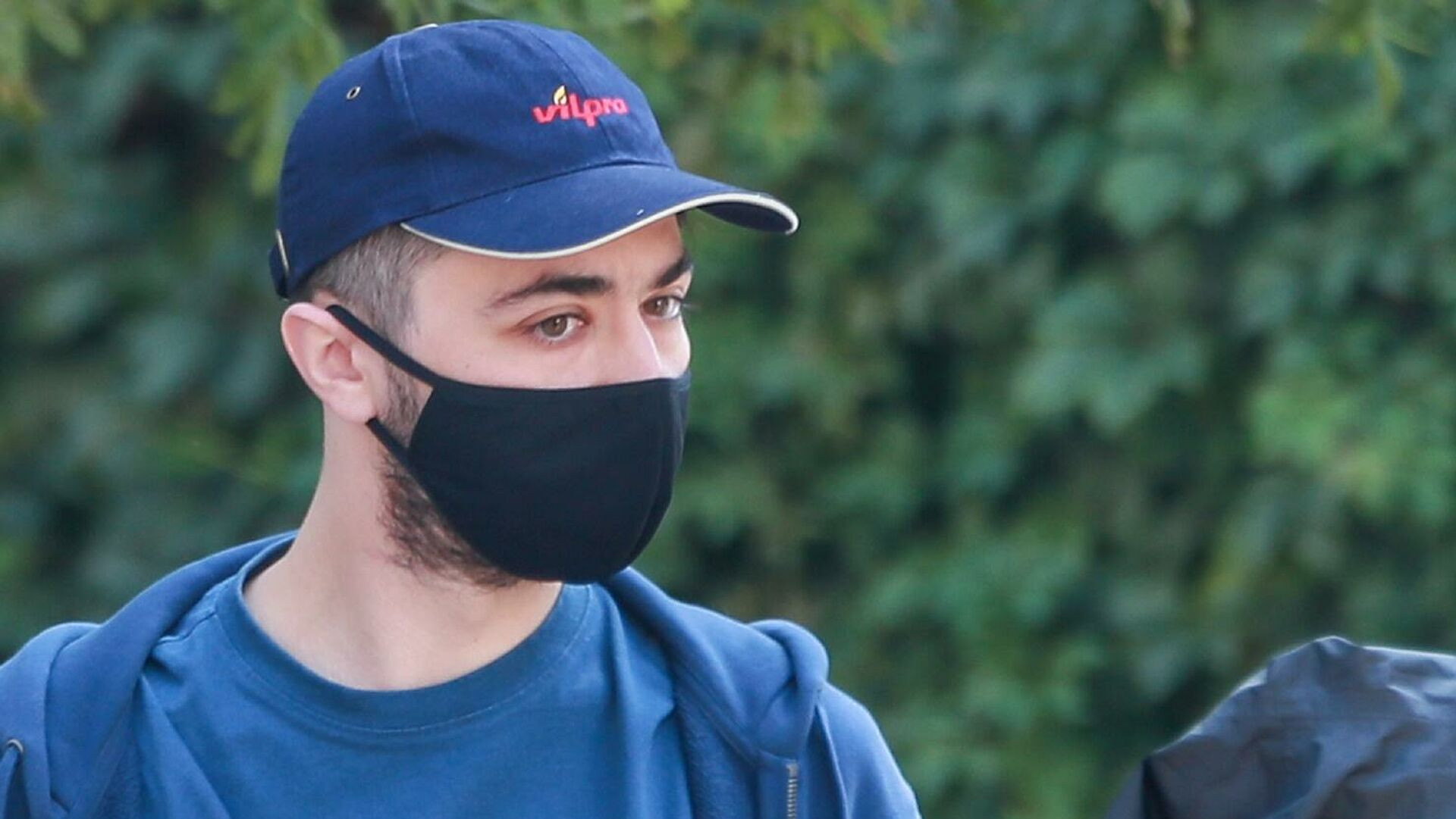 Комик Мирзализаде выставил на продажу аннулированный вид на жительство в России