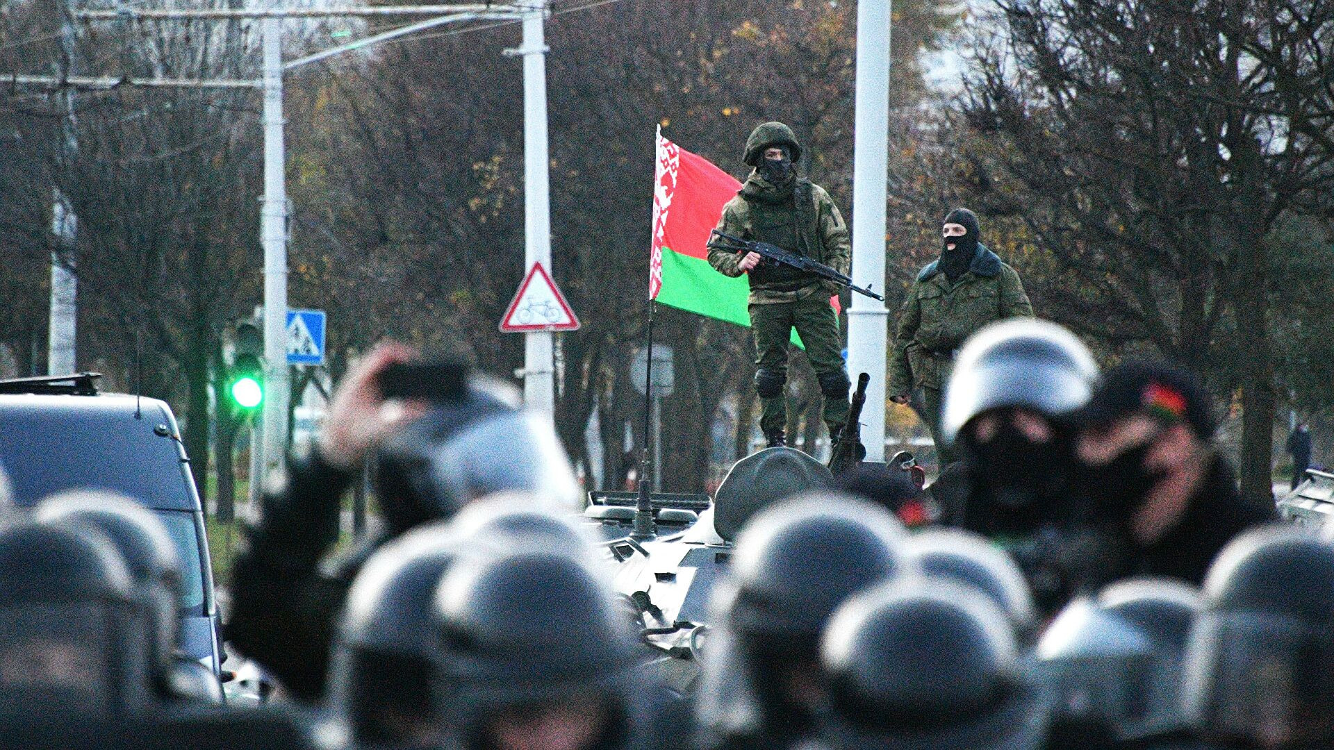Белорусский протестующий поджег танк
