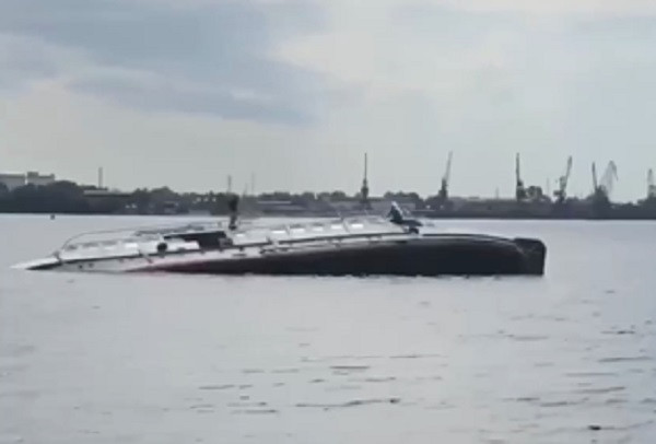 Теплоход затонул на Волге, пытаясь доставить к берегу другой корабль