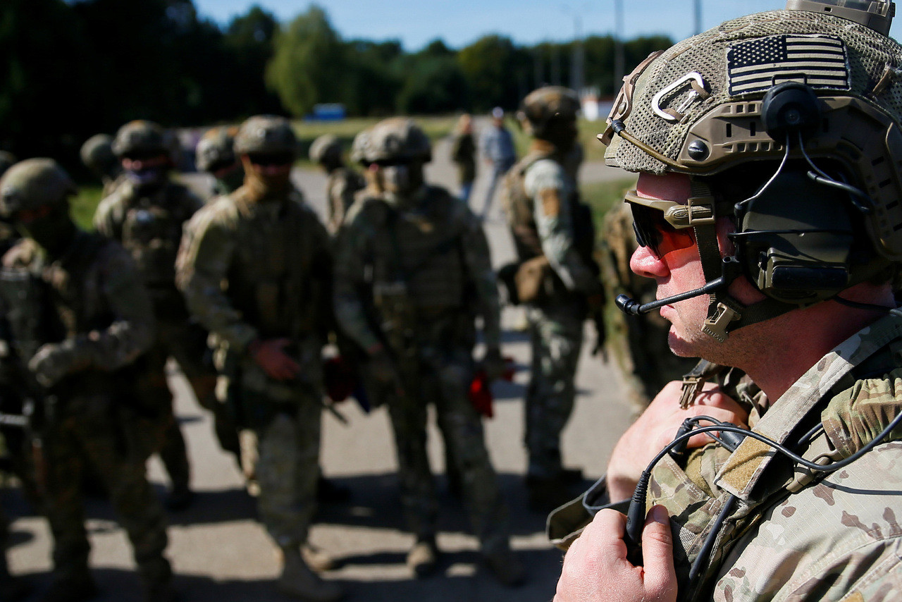 Министр армии США: поддерживать боевой дух украинской армии станет труднее