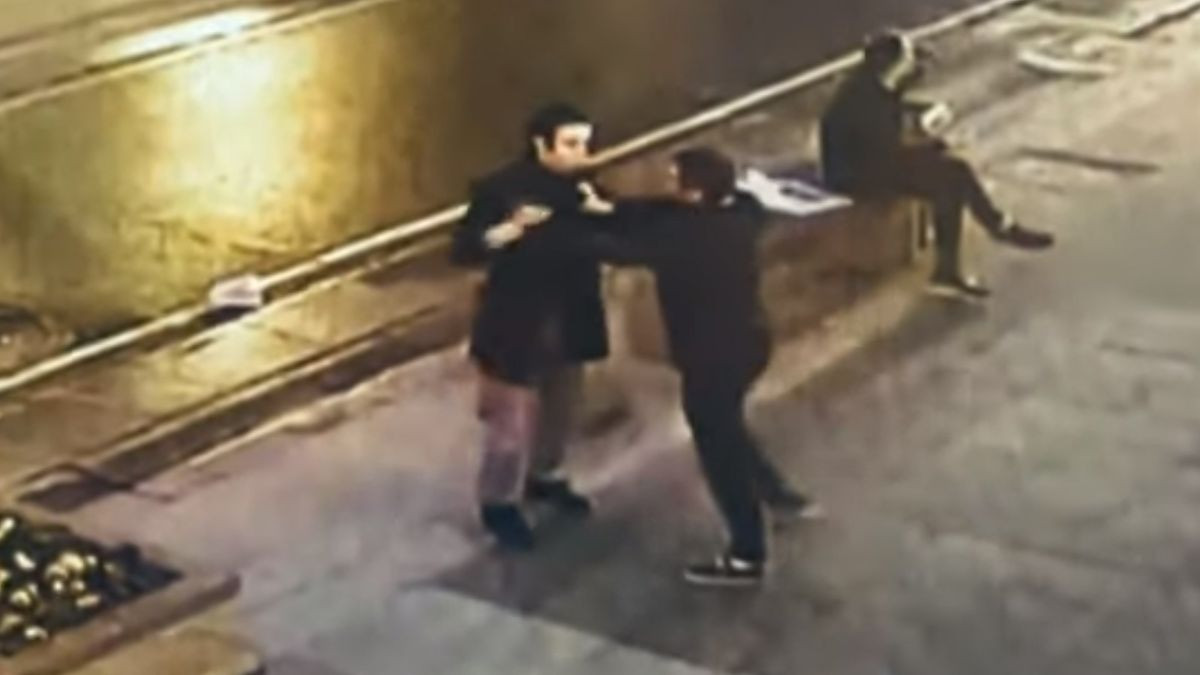 В Москве пьяный самбист ударил прохожего головой об асфальт борцовским приемом. Видео