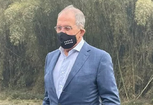 Лавров сфотографировался в маске с надписью FCKNG QRNTN
