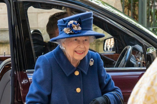 Telegraph: Елизавета II по совету врачей полностью отказалась от употребления алкоголя