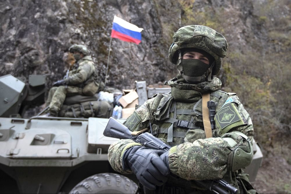 Машина с российскими миротворцами подорвалась в Карабахе
