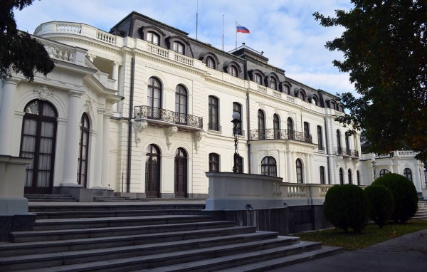 У здания посольства РФ в Праге произошла стычка между сторонниками и противниками России