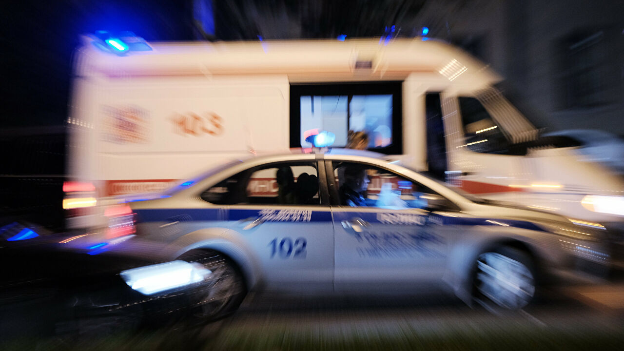 В Петербурге машина полиции въехала в витрину магазина: видео